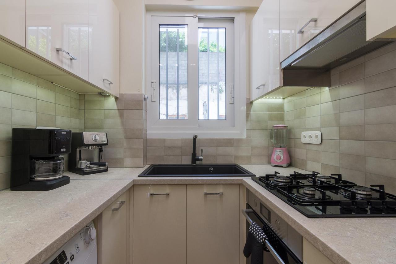 Beautiful And Spacious Apartment In Pagrati Athens Exterior photo