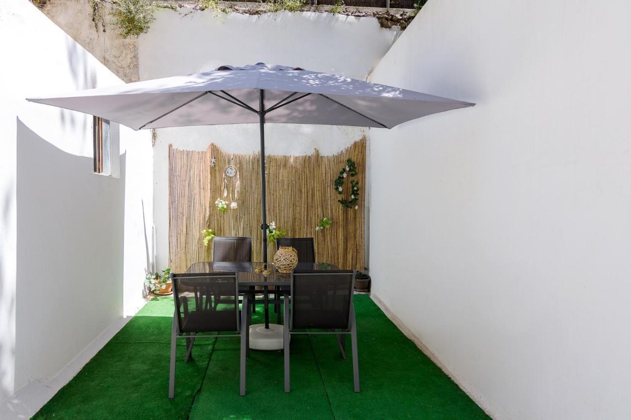 Beautiful And Spacious Apartment In Pagrati Athens Exterior photo